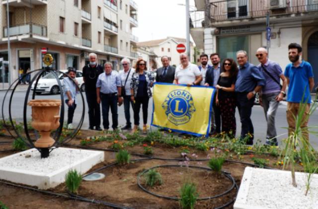 Lions Club di Caltagirone "adotta" l’aiuola spartitraffico della via Giovanni Burgio 
